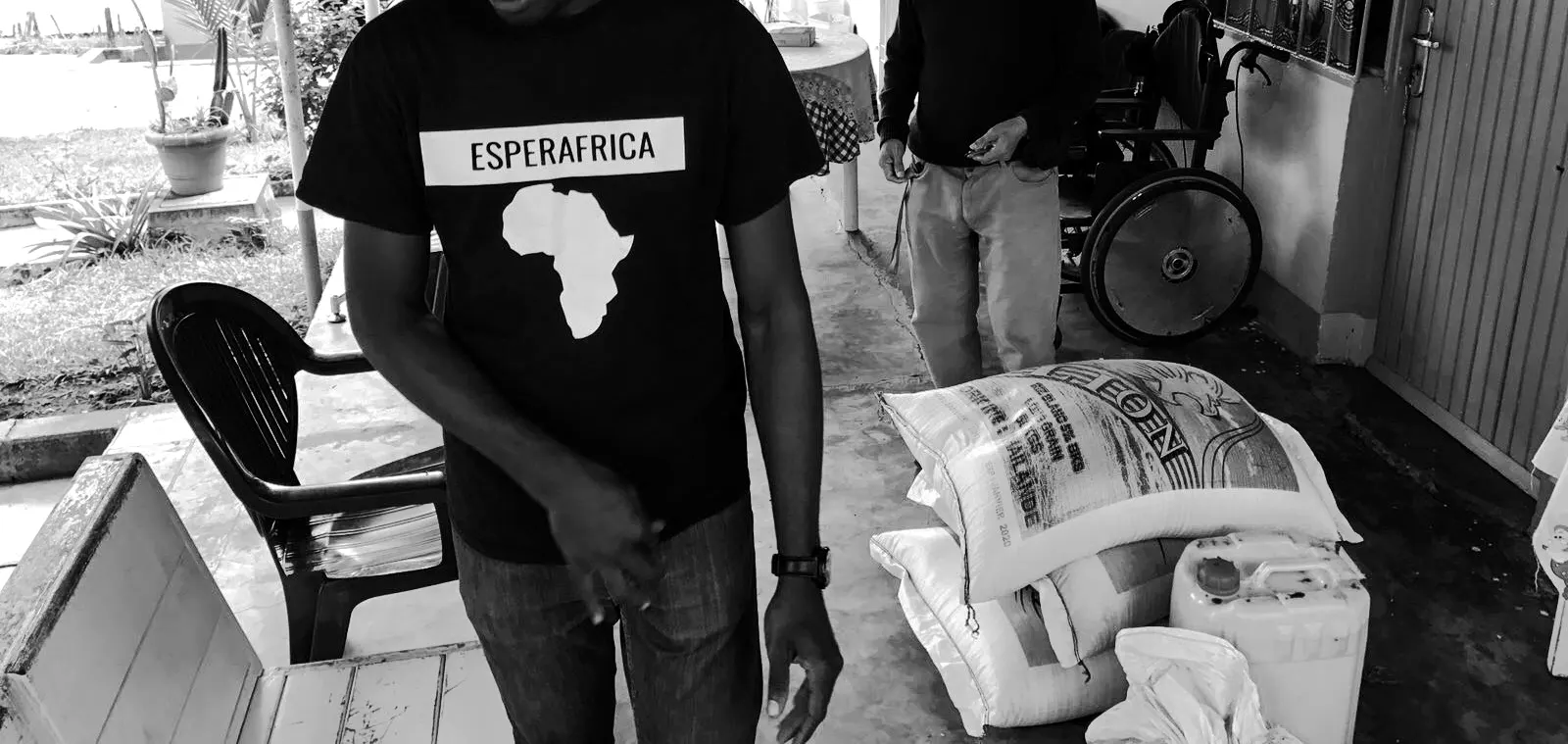 Esperafrica volunteers delivering food and supplies